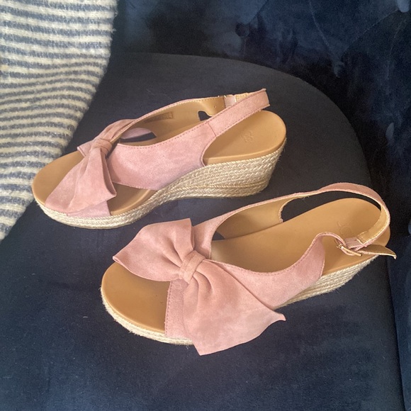 UGG wedge sandal. Beautiful mauve pink/subtle lavender . Excellent condition - Picture 2 of 8